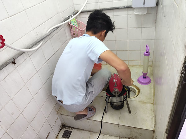 鼓楼肥皂掉到马桶里把马桶堵住了怎么办？马桶堵住了怎么办