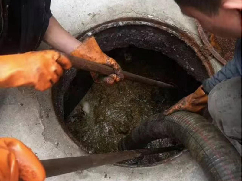 鼓楼清理化粪池时如何避免沼气的危害？